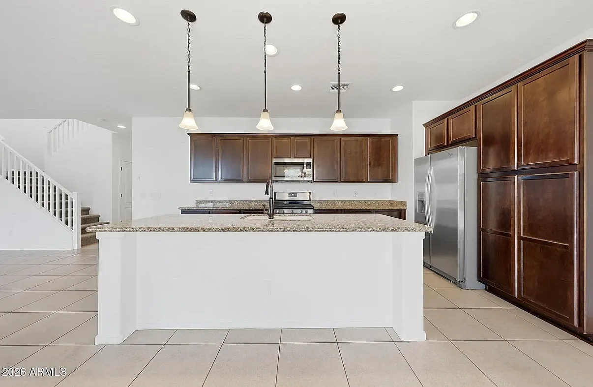 4 bed, 2105 sqft, $2,275 — Photo 2