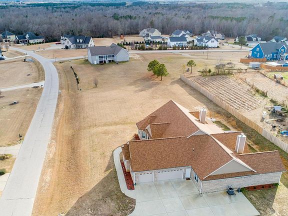 Large lot subdivision with no HOA fees or association. 