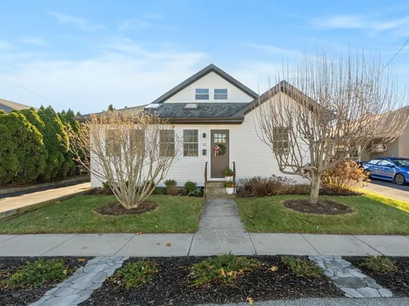 32 Country Club Dr, Warwick, RI 02888