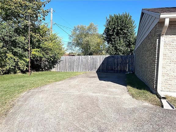 4th image of 4011 Willow Creek Dr