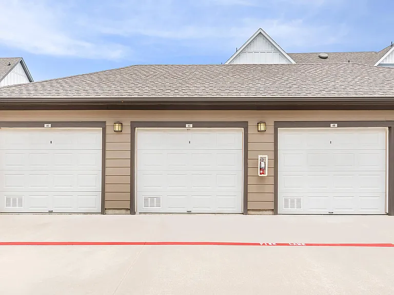 Willow Creek Apartments — Photo 29