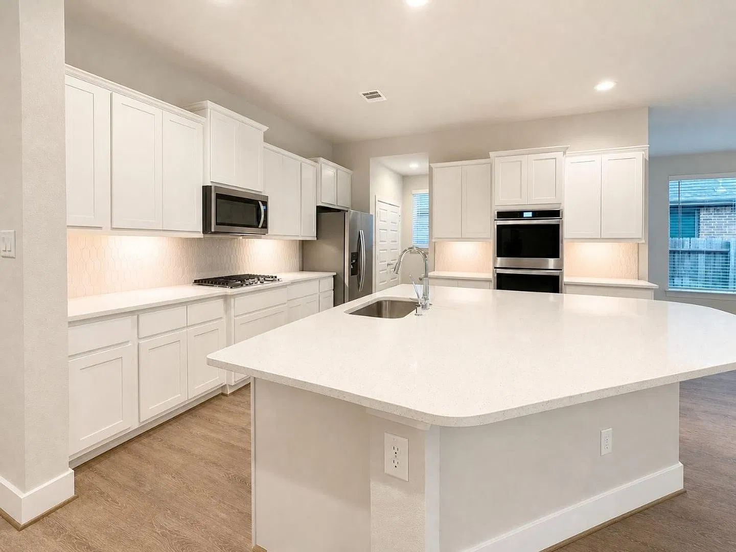 Inviting 4 Bed / 2.5 Bath Single-Story Home with Large Backyard and Patio in Gated Section of Tam... — Photo 2