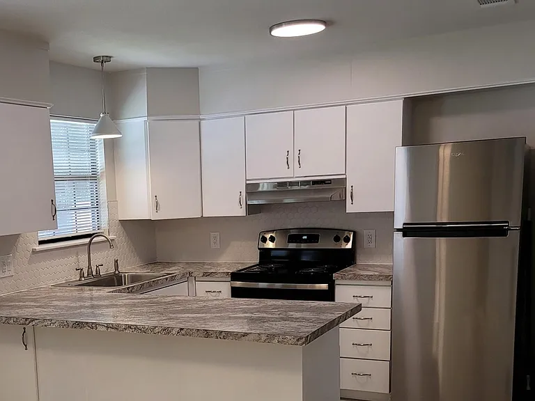 Beautiful updated kitchen. All new stainless steele appliances, to include refrigerator, stove, dishwasher, and garbage disposal.
8'10"x11'1"