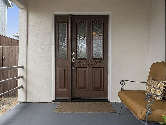 4th image of 585 Elena St