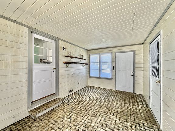 5th image of 760 Brooks St