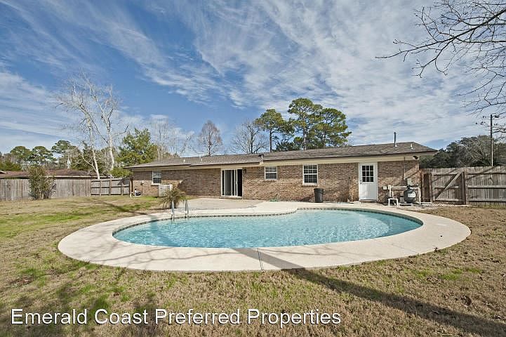1st image of 103 Pinewood Ter