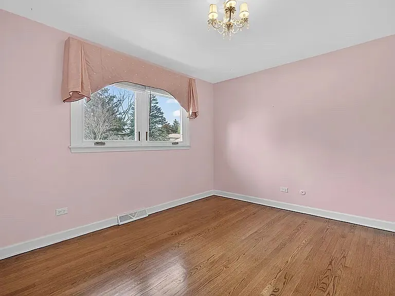 720 Preston Ln — Photo 3