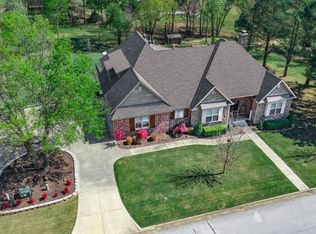 10016 Camelot Ln, Rogers, AR 72758