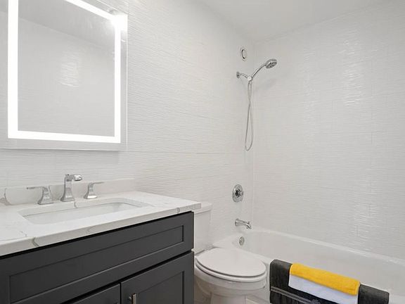 4th image of 40 E 9th St APT 1011