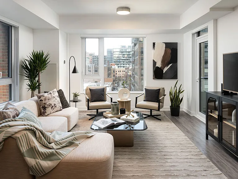 425 Wellington St W — Photo 3
