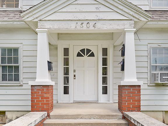 4th image of 1504 N Summit Avenue