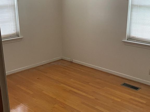 4th image of 879 S Jenkins Rd