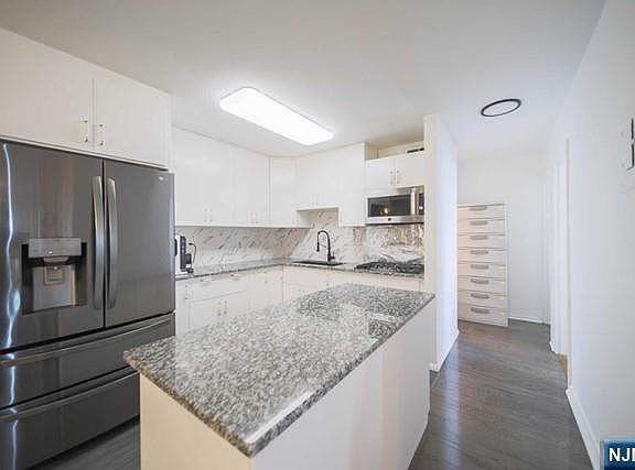 4th image of 2100 Linwood Ave APT 17T