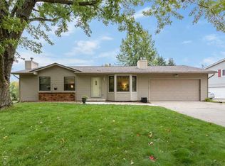 611 Pine Ridge Rd, Coralville, IA 52241