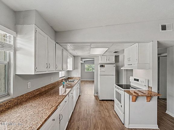 4th image of 919 CREST Drive E
