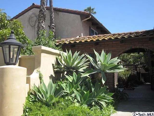 890 Peninsula St #4 — Photo 2