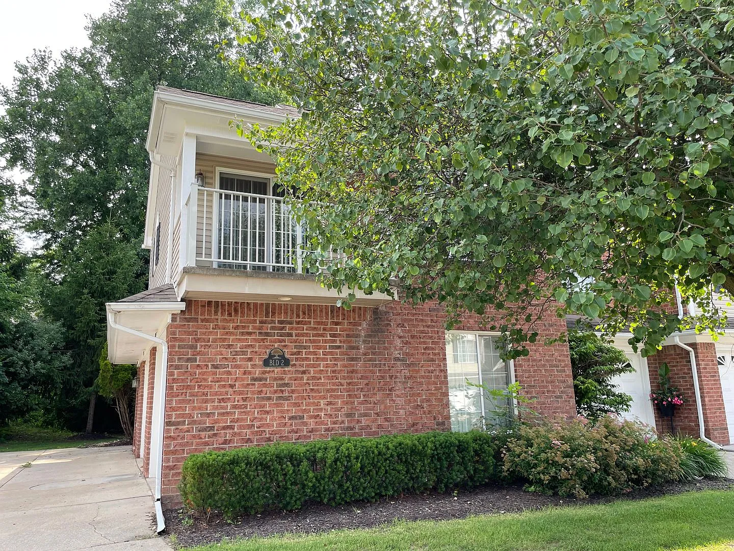 Shelby Twp 2-Bedroom,2-Bath, attached garage with balcony. Updated Kitchen! — Photo 2