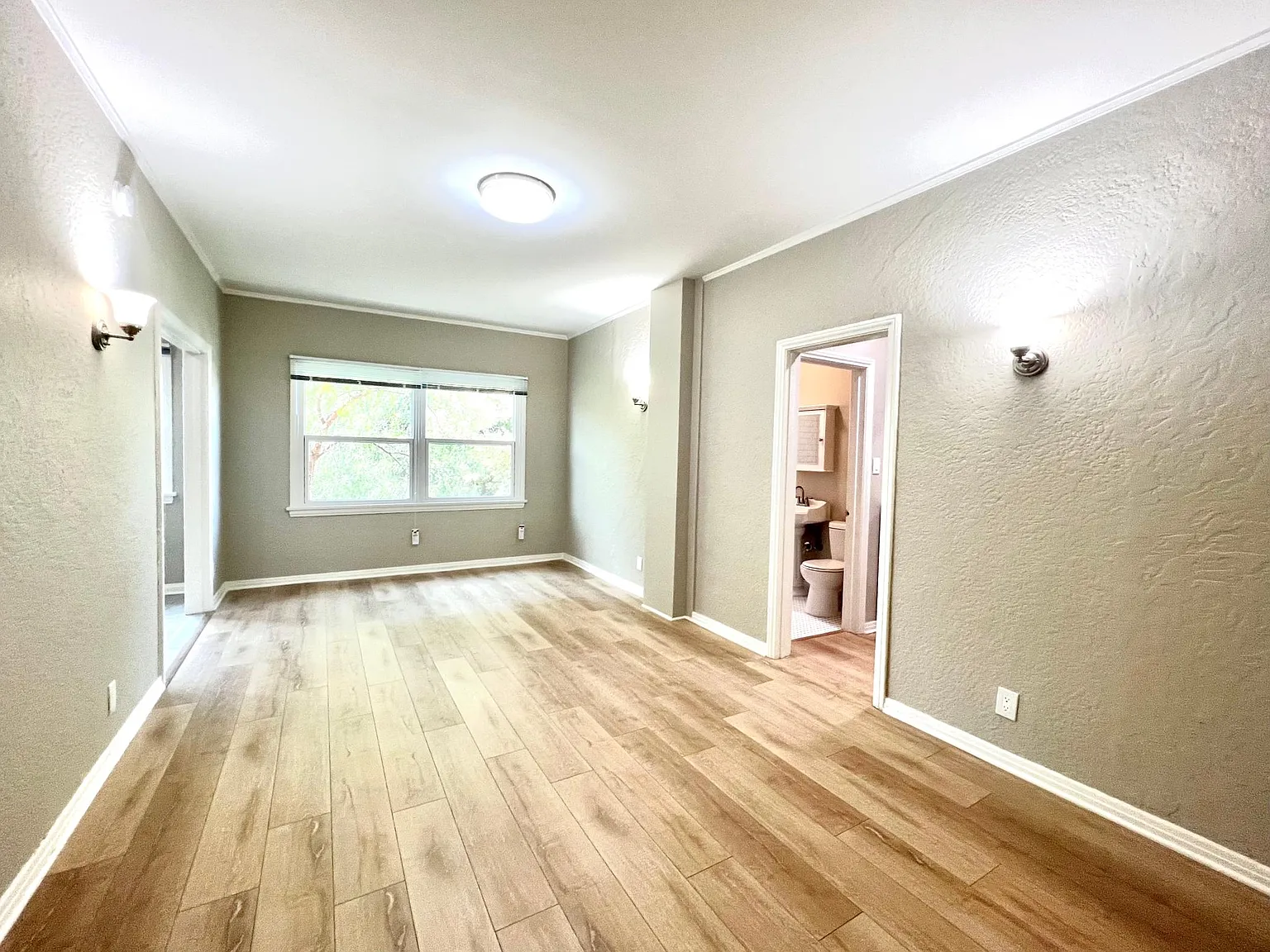 Studio, 400 sqft, $1,600 — Photo 1