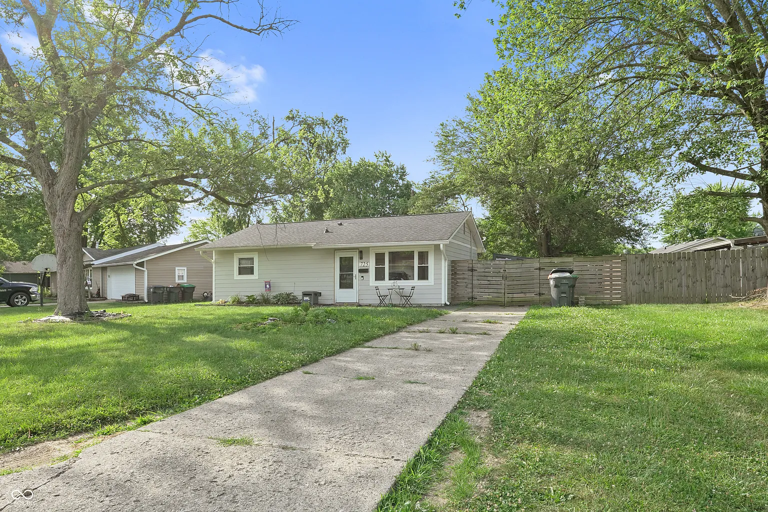 725 Melrose Dr photo 1
