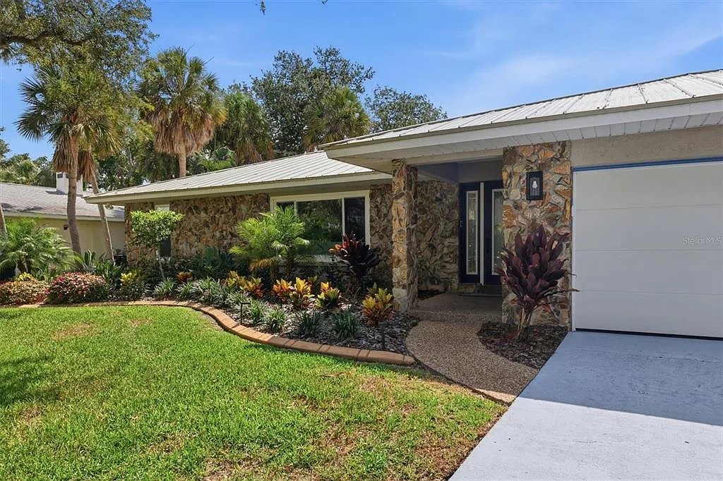 3 bed, 2.0 bath, 1953 sqft, $10,000 — Photo 4