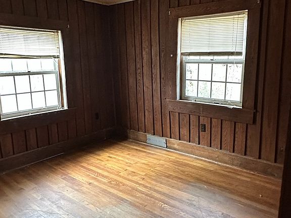 2nd image of 141 Hooks Haven Ln