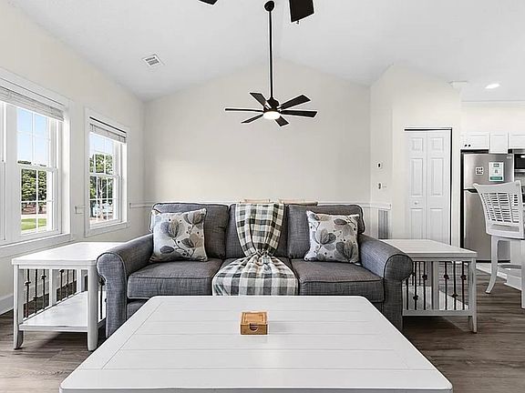 4th image of 4815 Orchid Way #4-303