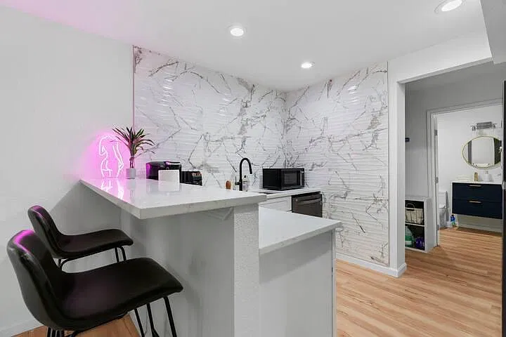 5 bed, 3.5 bath, 2002 sqft, $5,000 — Photo 4