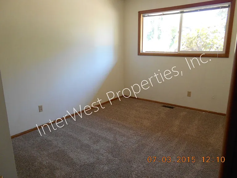 8438 SE Market St — Photo 13