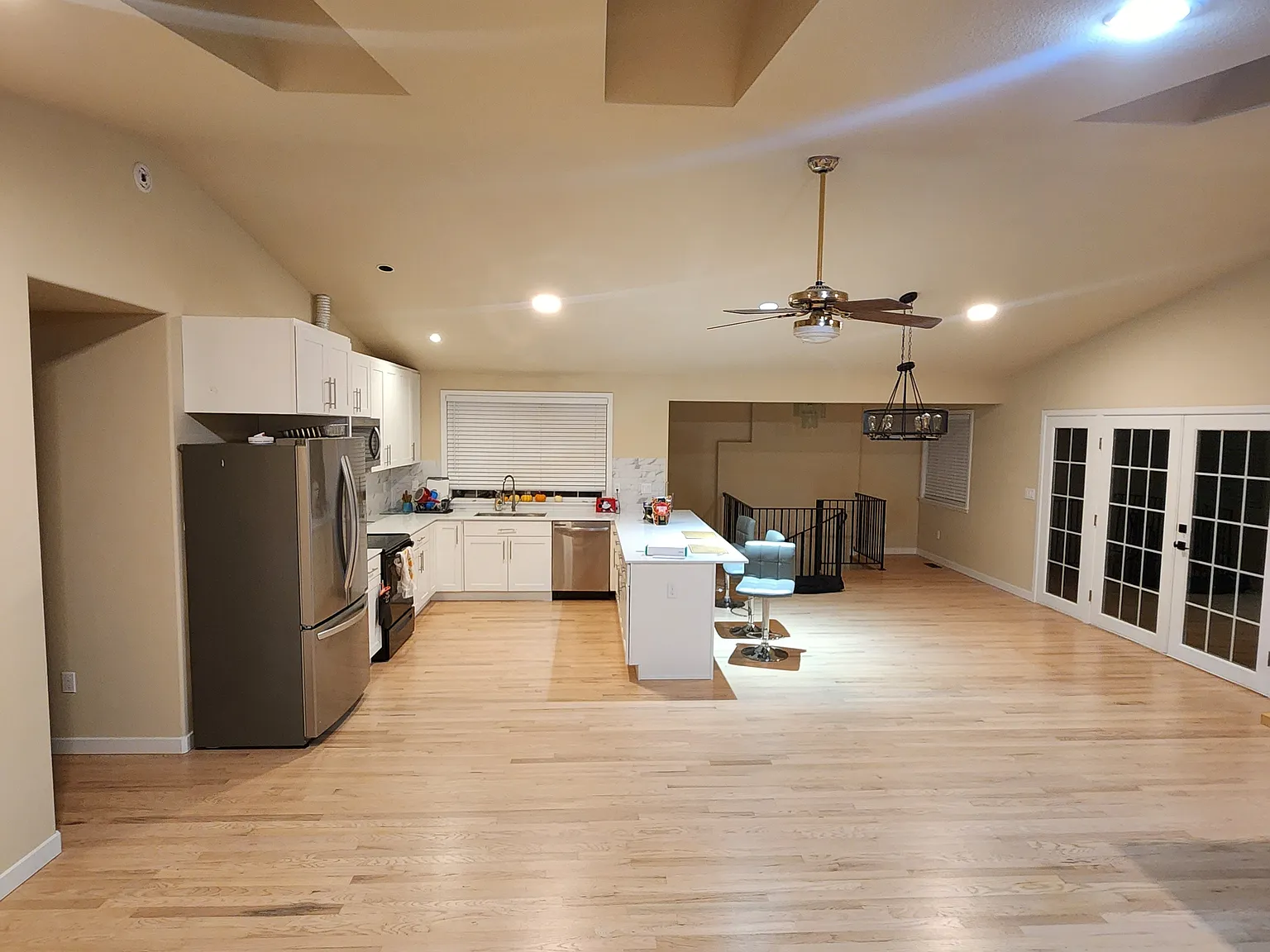 3 bed, 3398 sqft, $725 — Photo 1