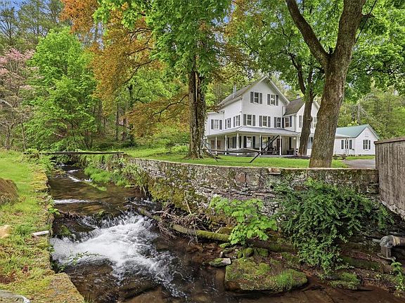 3rd image of 3585 Fairyland Rd