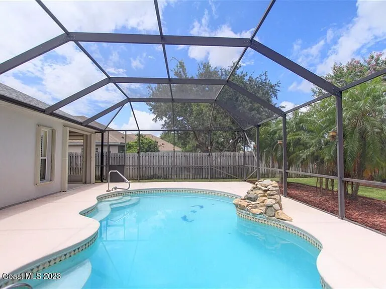 1648 Kestrel Ct — Photo 2