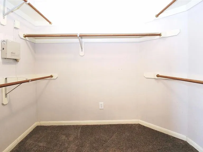 4602 Rainbow Valley Ct — Photo 8