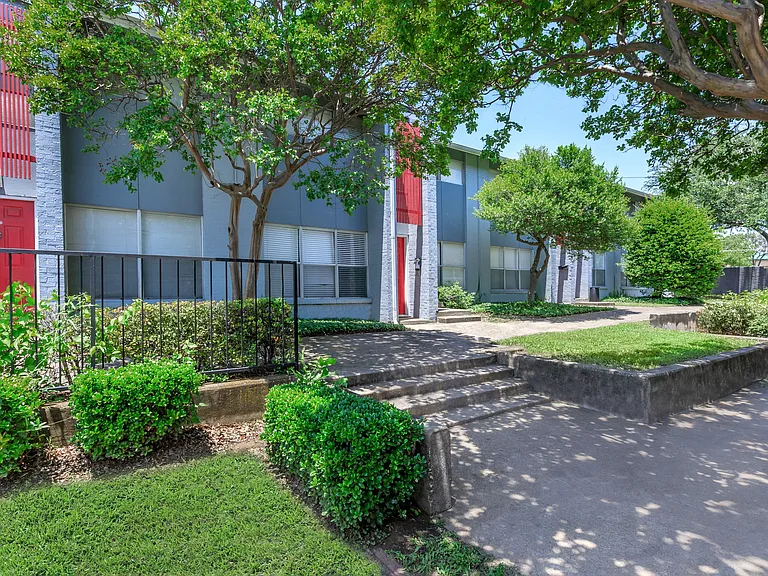 Bel Air Oaks — Photo 17