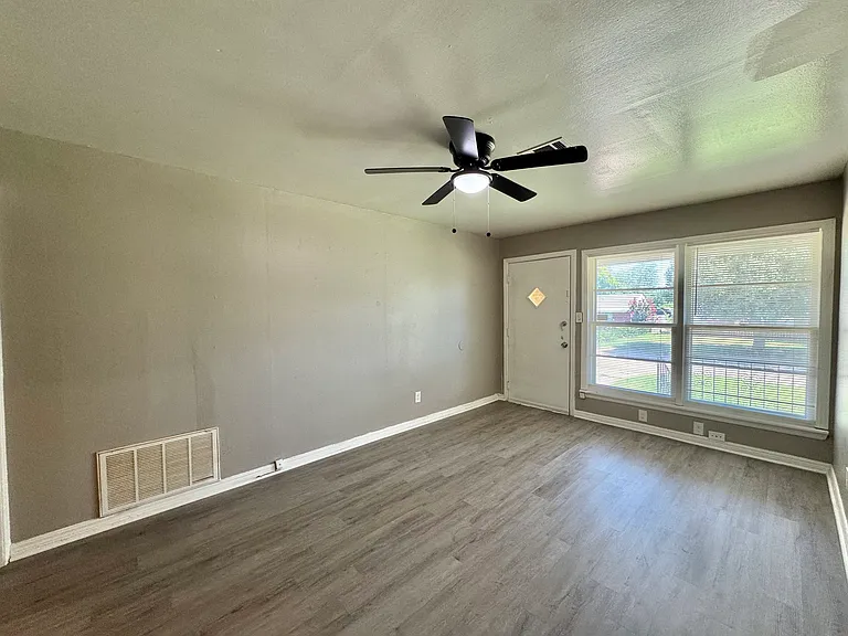 252 E Coe Dr — Photo 6