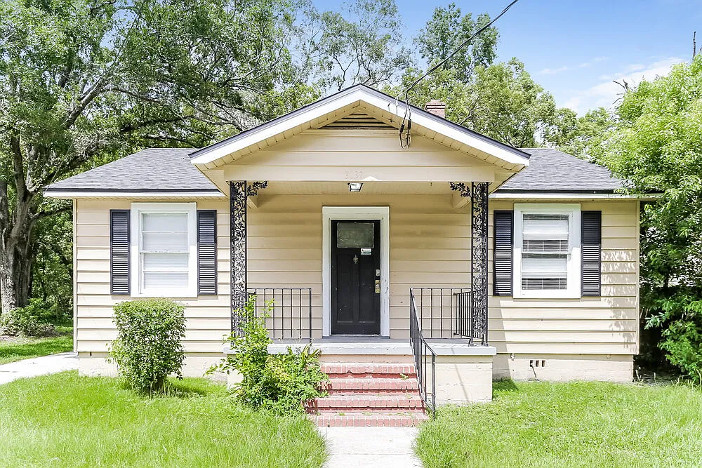 3 bed, 1.0 bath, 1024 sqft, $1,270 — Photo 1