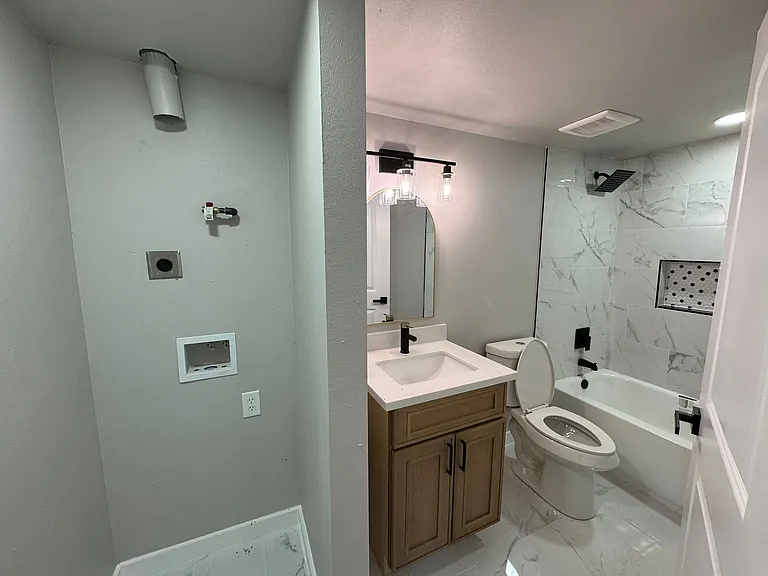 3919 Elysian St #4 — Photo 6