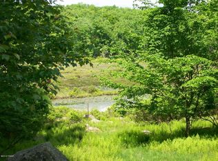 22 W Shore Dr, Hawley, PA