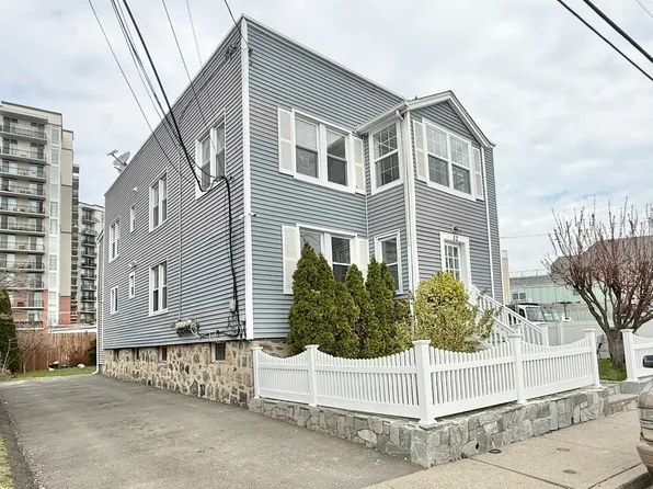 52 Manor St APT 1, Stamford, CT 06902