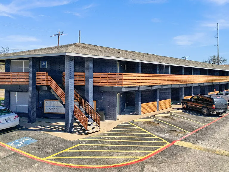 3200 W Walnut St — Photo 1