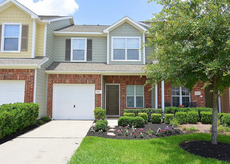 WELCOME TO THIS GORGEOUS ENERGY STAR HOME. THIS COMMUNITY FEATURES A STUNNING SWIMMING POOL, FRONT &