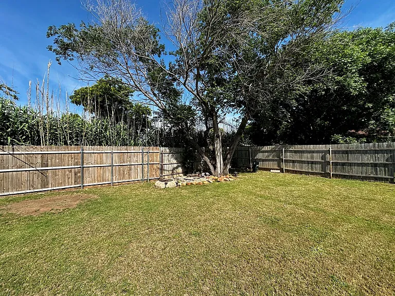 4720 NE Macarthur Cir — Photo 32