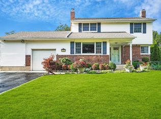 17 Regina Dr, Commack, NY 11725