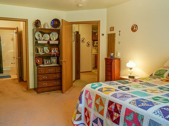 Master to Walk-in Closet