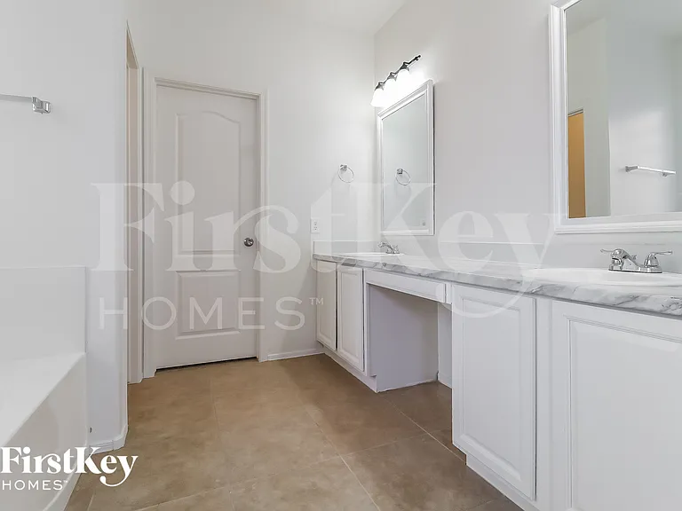 9434 W Berkeley Rd — Photo 10