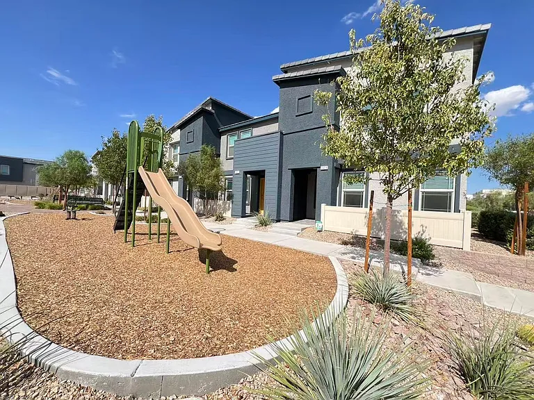 1923 Stanza Vista St — Photo 2