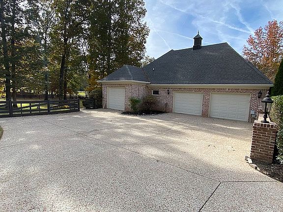 3rd image of 40 Canterbury Ln
