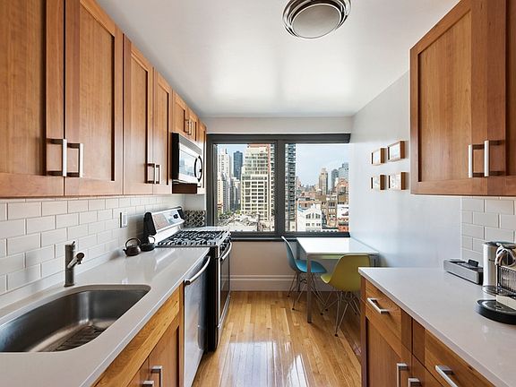 4th image of 300 E 59th St APT 1006