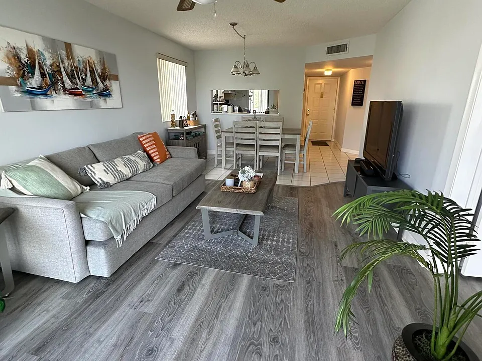 3138 Via Poinciana #317