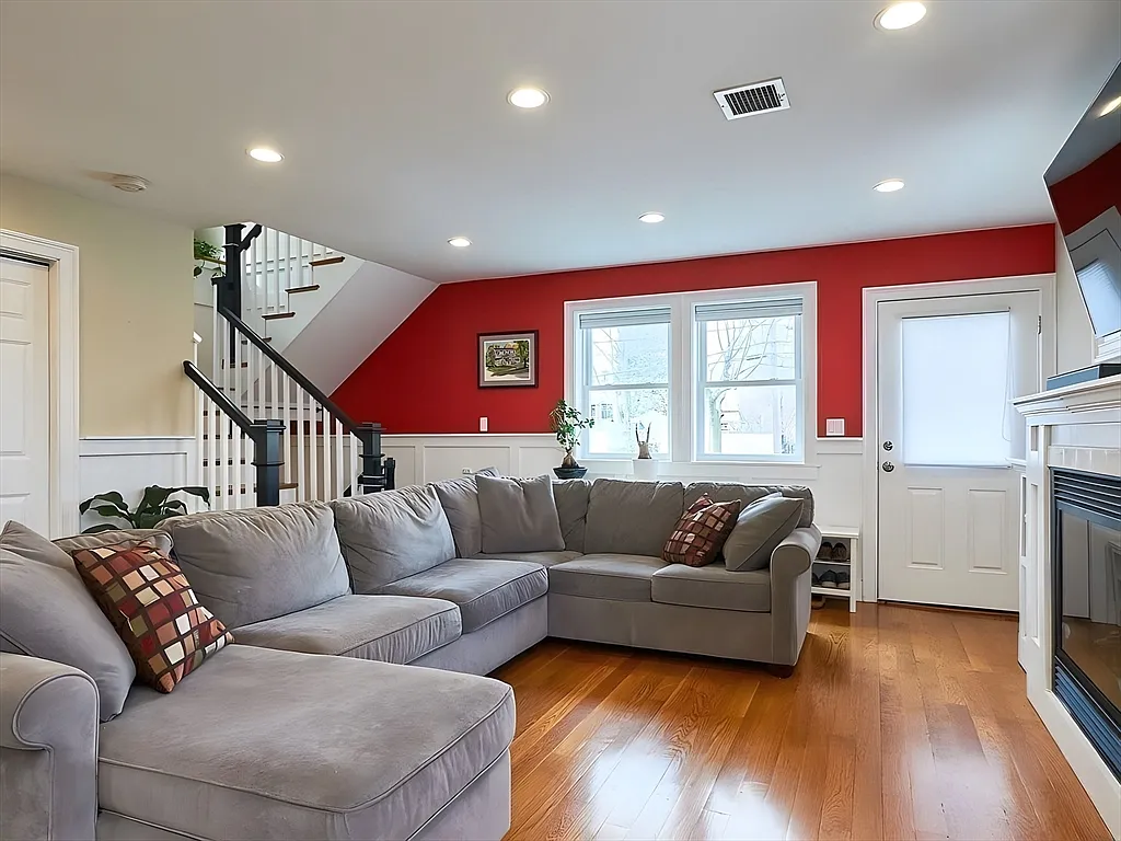 4 bed, 3.5 bath, 2422 sqft, $6,200 — Photo 2