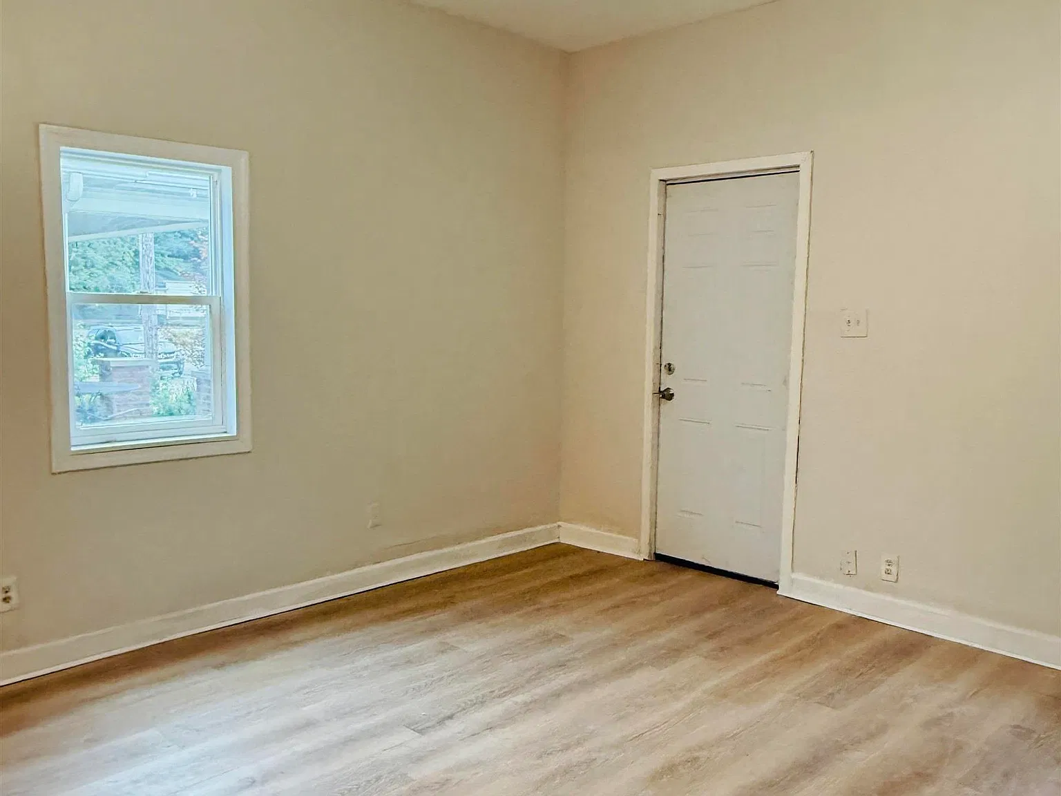 3 bed, 2.0 bath, 1858 sqft, $1,500 — Photo 2